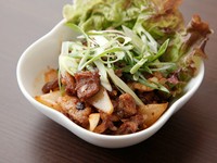韓国では「ボッカ」、炒めるとか和えるという意味だとか。関西では身近な食材、牛スジ入りです。