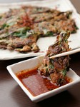 具はニラのみですが、生地の工夫で中はモッチリ外はカリカリな食感が特長。特製のタレでいただきます。