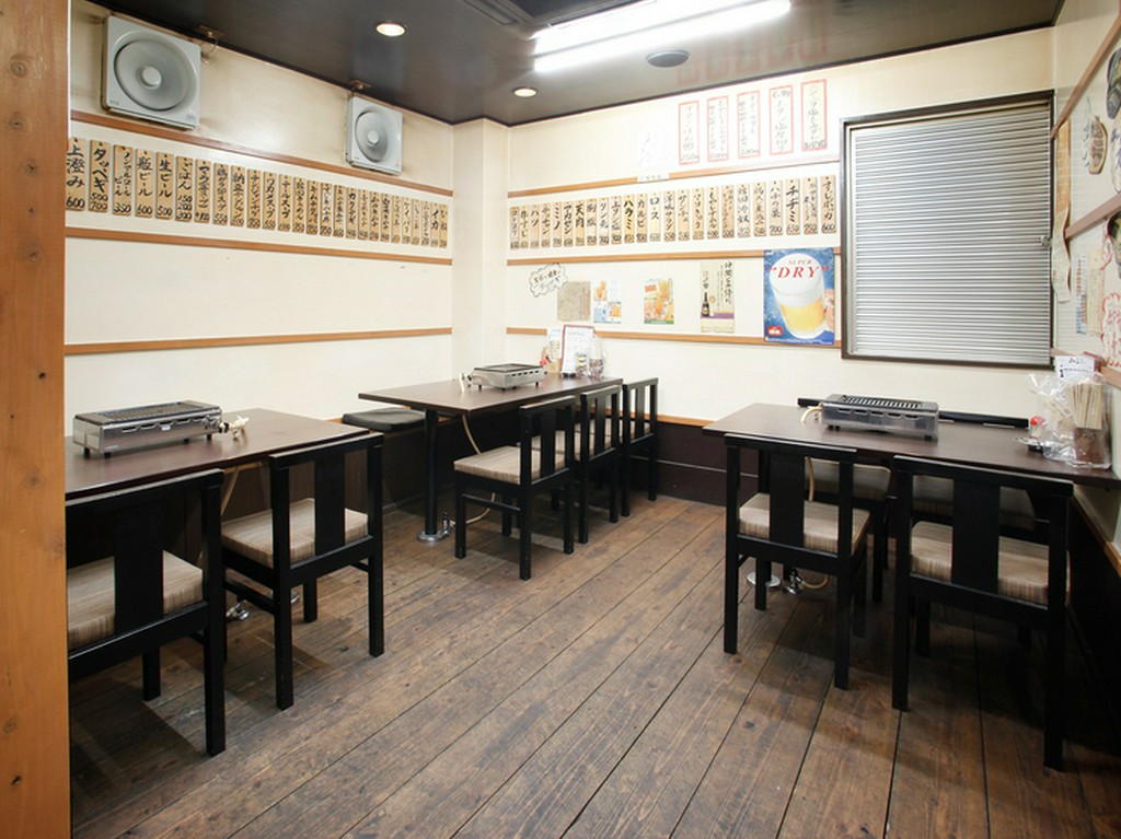 気心の知れた友人とワイワイ過ごすのもまた楽しいテーブル席