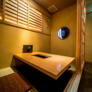 純和風の落ち着いた個室、和モダンのカウンター席とも、大人のお客様がゆったり寛げる空間。最高級の牛たんを贅沢に使った多彩な料理、銘酒の数々と共に、至福の時をお過ごしいただけます。