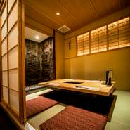 純和風の完全個室があり、接待や会食、お祝いの宴席にぴったり。最高級の牛たんを刺身・塩焼き・握りなどで満喫できる『Jyujyuコース』1万円をはじめ、食の贅沢にひたれるコース料理を多数用意しています。