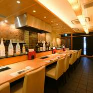 焼肉通の方も驚く旨い肉が揃い、女性に人気の洋食メニューや野菜料理も充実。大人のグルメデートを満喫できる内容です。シックな気品が漂うカウンター席、純和風の個室があり、シーンに応じてお好きな空間をどうぞ。