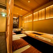 木と障子の風合いが美しい個室を4部屋（2～4名様2部屋、3～6名様2部屋）ご用意。間仕切り調整で、20名様までの宴席が可能です。掘りごたつ式の広々とした設えも魅力。人気のお席なので、ご予約はお早めに！