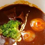 焼肉店のキャリアに加え、洋食の経験もある店主の自信作。上質な厚切り牛たんを3時間ボイルし、じっくり煮込んでつくった自家製デミグラスソースと合わせて仕上げています。トロトロ＆濃厚なおいしさをどうぞ。