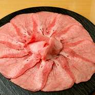 究極の旨さを堪能できる牛たん焼き。生でも楽しめる鮮度の国産牛たんのみを使用。軽く炙って、ピンク色の焼き加減で味わうのがオススメ。レモンダレ・自家製ポン酢ダレで二通りのおいしさを楽しめます。