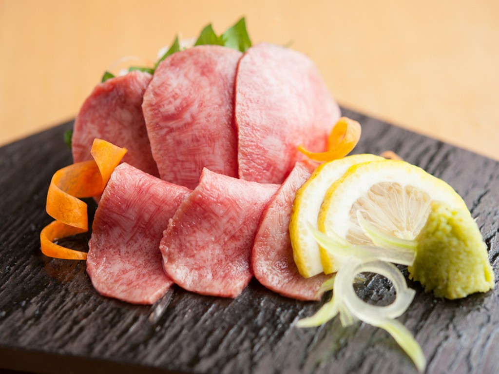 口の中でとろける極上たん! 希少部位の『たんトロのお刺身』