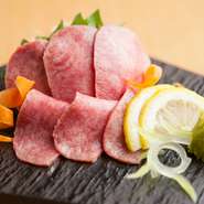 まさに牛たんの“トロ”の味わいと食感。鮮度抜群の牛たんの中でも貴重な奥たん部分を薄切りの刺身に。ちょっと甘めに仕上げた自家製だれとの相性が抜群で、とろけるような食感と旨みを満喫できます。