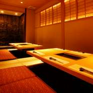 ジャズが流れるゆったりとした完全個室を完備。ゆったりとお寛ぎいただける掘りごたつのお席は、周りに気兼ねなく、お話やお料理をお楽しみいただけます。個室は2名様～最大18名様までのご利用が可能。