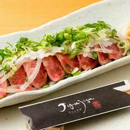 牛たんの中でも、一頭から50gほどしかとれない希少部位を使った絶品料理。「たんカルビ」とも呼ばれる濃厚な旨みとコクを生かすため、　表面を炙ってタタキに。ニンニクチップとポン酢を合わせて、どうぞ。