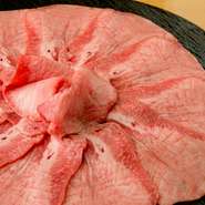 希少性が高い黒毛和牛の牛たんを独自ルートで安定仕入れし、甘みと旨みに優れた最高級たんをご提供。『塩焼き』『ユッケ』など定番の焼肉料理から、『濃厚たんシチュー』など洋食メニューまで揃うのが魅力です。