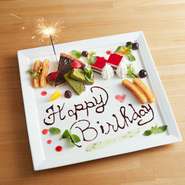 お誕生日や記念日、お祝い事などにお使いください。
当店のデザートプレート（￥1,500-・要予約）でお伝えしたいメッセージとムードある照明演出でお祝い致します。
詳細はお電話のご予約でご確認させて頂きます。