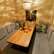 1つ1つのお部屋に顔があり、他のお部屋との間隔がゆったりとしている店内は、デート、記念日等2人の時間を過ごすのにぴったり
「チーズフォンデュ」「バーニャカウダ」等楽しくお食事できるお料理も