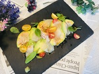 プリっとした白身魚とアボカドのやわらかな甘さが抜群。
ワサビソースがよりおいしさを引き立てます。