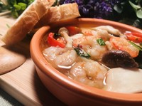 熱々のオイルソースにエビとキノコの旨味たっぷりの定番人気メニュー。