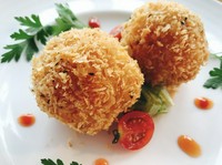 モッツァレラチーズを入れたこだわりライスコロッケ。