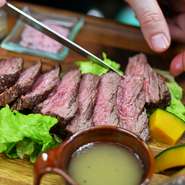 分厚く切っても柔らかく、赤身肉のジューシーさが味わえます。
オーブンで丁寧に焼きあげました。