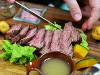 分厚く切っても柔らかく、赤身肉のジューシーさが味わえます。
オーブンで丁寧に焼きあげました。