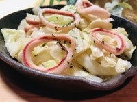あつあつの鉄板でご提供。
とまらないおいしさ。