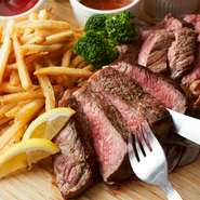 上級部位リブアイロールを使用。
肉好きにはたまらない、程よくさしの入ったインパクト抜群のステーキ。
オリジナルステーキソースが肉の旨味をさらに引き立てます。