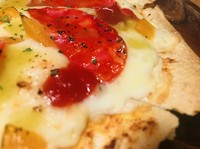 スパイシーサラミとトマトのホットピザ。