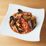 地中海を思わせるエビやムール貝を使った贅沢な一皿。