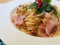 パンチェッタンの旨味とキリッとした辛さが特徴。
フライドガーリックがアクセント。