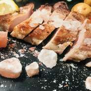 イベリコ豚特有の甘み旨味を引き立たせる為に、アンデス産の岩塩で焼き上げました。
