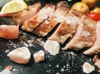イベリコ豚特有の甘み旨味を引き立たせる為に、アンデス産の岩塩で焼き上げました。