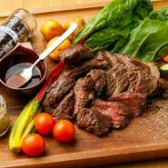 分厚く切っても柔らかく、赤身肉のジューシーさが味わえます。
オーブンで丁寧に焼き上げました。