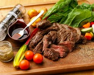 分厚く切っても柔らかく、赤身肉のジューシーさが味わえます。
オーブンで丁寧に焼き上げました。
