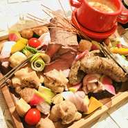 ローストチキン・ポーク・ビーフを1度に味わえる贅沢フォンデュ。サルサソース・ペッパー等、お肉との相性ぴったりなアクセントを加えたフォンデュソースで召し上がれ。