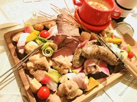 ローストチキン・ポーク・ビーフを1度に味わえる贅沢フォンデュ。サルサソース・ペッパー等、お肉との相性ぴったりなアクセントを加えたフォンデュソースで召し上がれ。