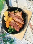 こんがりとオーブンで焼き上げたベーコンを自家製粒マスタードでめしあがれ。