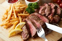 上級部位リブアイロールを使用!!肉好きにはたまらない、ほどよくさしの入ったインパクト抜群のステーキ!!
オリジナルステーキソースが肉の旨味をさらに引き立てます。