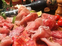 プロシュート・生サラミ・国産生ハム等、味・食感を楽しめます。この1品でパーティー感アップ!!