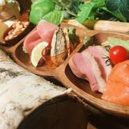 バラエティ豊かなスモークの数々。サワーやハイボールとどうぞ。