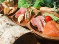 バラエティ豊かなスモークの数々。サワーやハイボールとどうぞ。