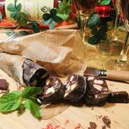 フルーツナッツをチョコレートの中にギュッ!かわいい一皿。