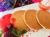 ラズベリー・フランボワーズ・ブルーベリー…ごろごろ果実のさっぱりベリーソースがパンケーキの甘みを引き立てます。
