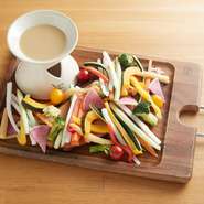 季節毎の新鮮野菜をたっぷり。
温かいアンチョビソースでどうぞ。