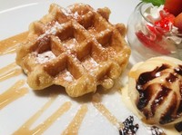 ふわふわワッフルの食感と濃厚キャラメルソースが相性抜群♡