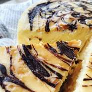 チーズケーキの焼き上がりにクーベルチュールをとろ～り。シェフ自慢の1品!!