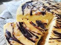 チーズケーキの焼き上がりにクーベルチュールをとろ～り。シェフ自慢の1品!!