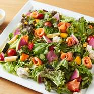 4～5人前のパーティーメニュー。
サーモンで彩るお花が映える
”GARDEN”サラダです。