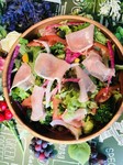 王道イタリアンサラダ。
大満足ボリュームの生ハムに舌つづみ。