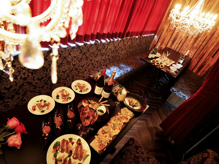 シャンパンやワインが似合うリッチな雰囲気の個室