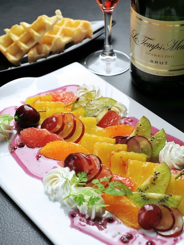 見た目にも舌でも味わえる大皿のスイーツも華やか