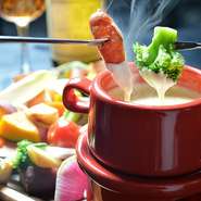 お料理コースのみのご料金。お飲み物別途。飲み放題追加は2時間で￥1,500-。