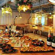 当店にございます【ベッドルーム】は最大６０名様利用可能なパーティールーム！20名様以上のご予約で貸切いただけます。忘新年会・歓送迎会・結婚式の２次会・打ち上げなどご利用用途は様々です。プロジェクター・マイクを完備しており、ご宴会においての催し物にも一役買うことができます。
何より白を基調とし、ふかふかのベッドを椅子としたお部屋の雰囲気は普段とは違う非日常感を得るには他にはない空間です。