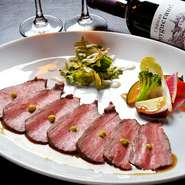 メインディッシュにふさわしい肉料理には、赤身の美味しさに定評がある「アンガス牛」を使用。また、県内・県外は問わず、できる限り減農薬栽培をされているオーガニックの旬菜を取り入れています。